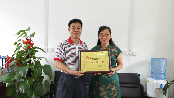1532055841629468.jpg 林宇为永利集团法学系教工党支部授牌.JPG